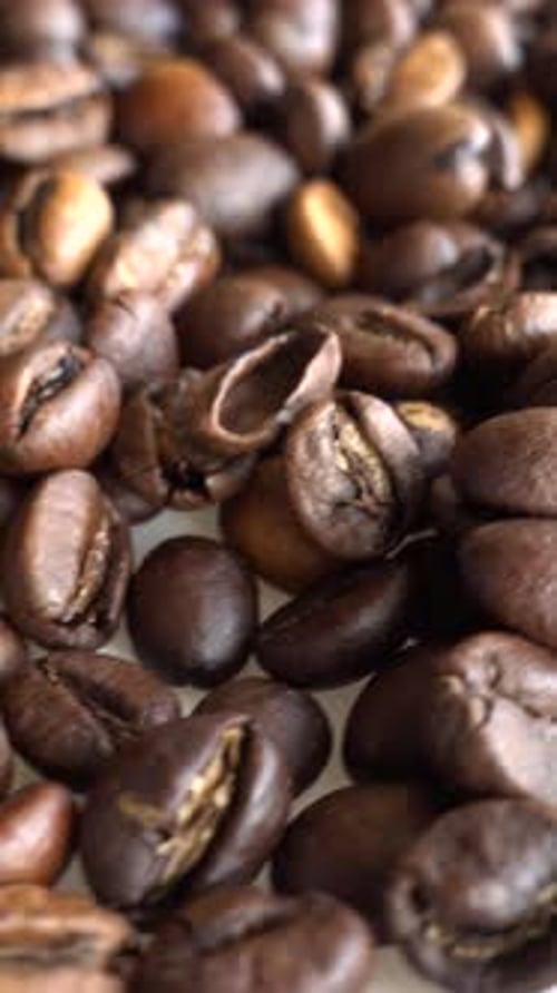 Vertikales Video von Kaffeebohnen, die sich drehen