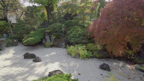 Ein kleiner Zen-Garten in einem sehr ruhigen Viertel von Tokio. Das Design kombiniert Felsen und Steine