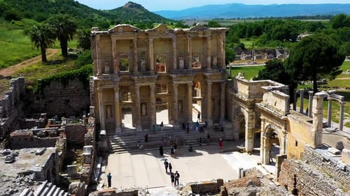 Superbe longue vue aérienne de la bibliothèque Celsus dans l'ancienne ville d'Éphèse en Turquie