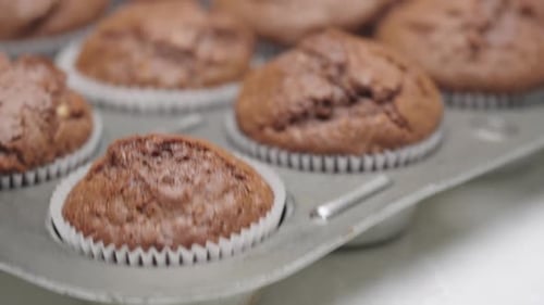 Nahaufnahme: Push In auf frisch gebackene Muffins