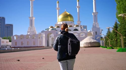 Tourist geht zur Großen Nur Sultan-Moschee in Nur Sultan, Kasachstan