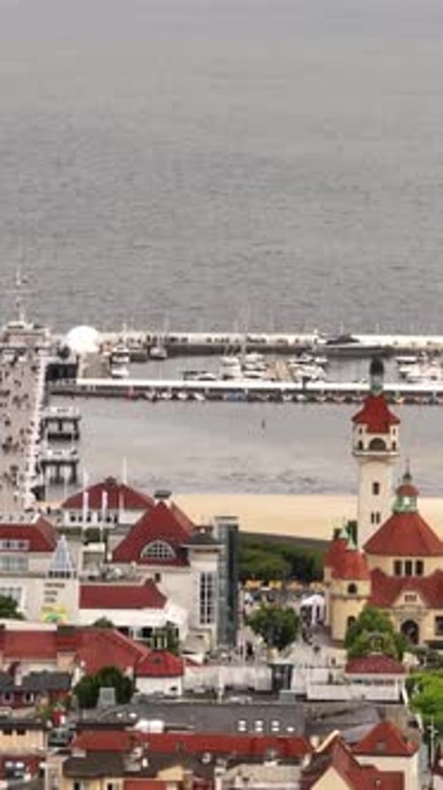 Drone vertical de la marina et de la jetée de Sopot, une journée d'été en Pologne