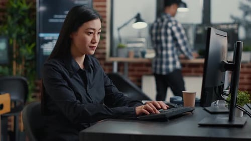 Asiatischer Softwareentwickler arbeitet im Büro an einer Softwareentwicklungsaufgabe