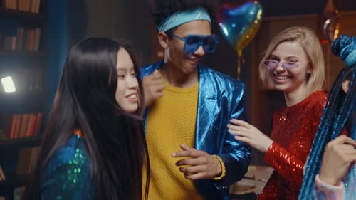 Grupo de amigos fazendo festa em casa