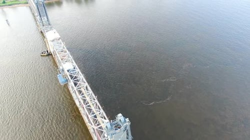 Volando sobre un viejo puente de celosía con suspensión de contrapeso