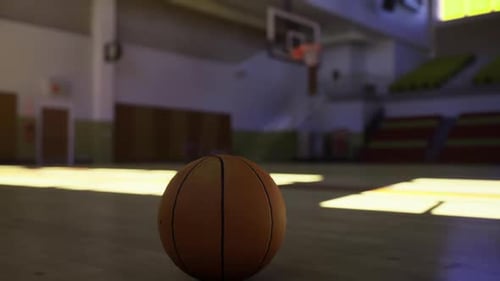 Terrain de basket éclairé par la lumière chaude du soleil avec atmosphère de préparation