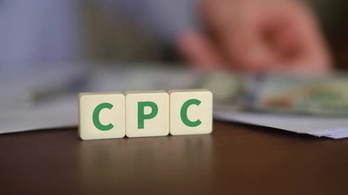 Concept de publicité au coût par clic. Initiales CPC avec accent sélectif et argent sur le fond