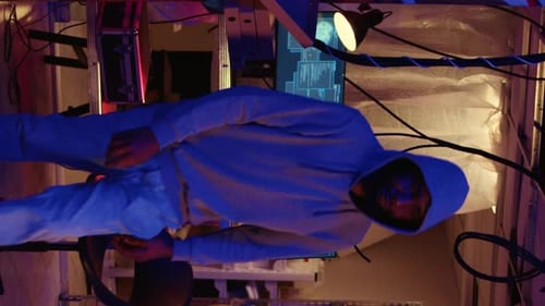 Vertikale Videohacker, die Computersabotage betreiben