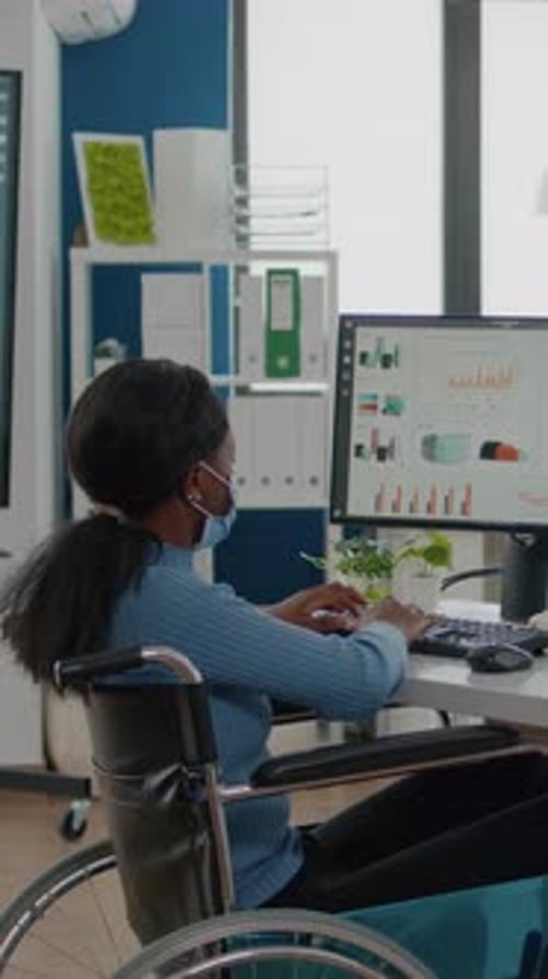 Vidéo : Travailleur noir paralysé vertical et employé portant un masque de protection travaillant ensemble