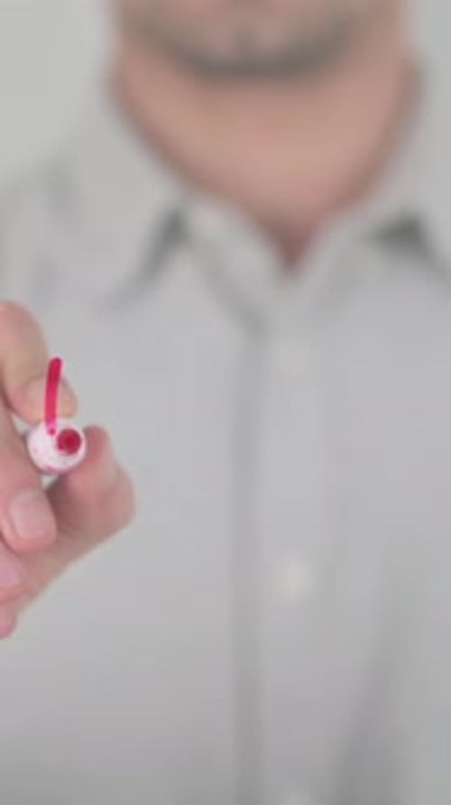 Investieren, mit der Hand auf den Bildschirm schreiben, vertikales Video