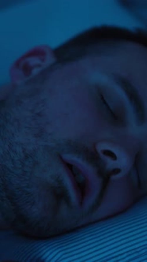 Homme dormant avec la bouche ouverte