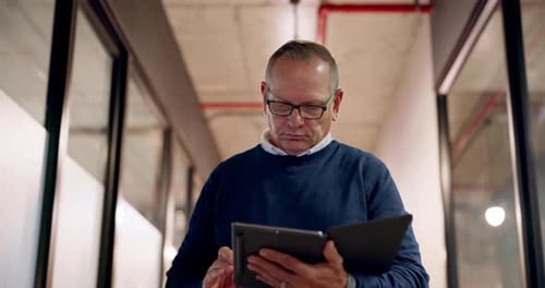 Bureau, entreprise et homme avec tablette, dactylographie et connexion avec le marché boursier