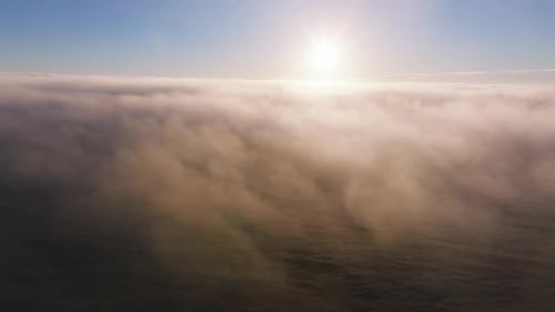 Luftaufnahme Weiße Wolken am blauen Himmel, Ansicht von oben aus Vogelaugenwolken aus der Drohne