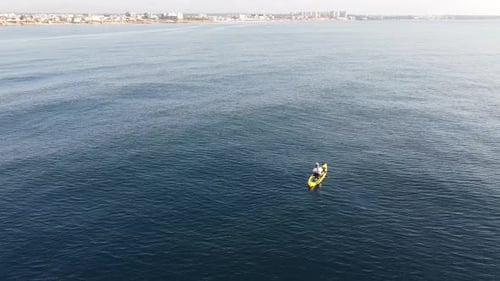 Kayakistas haciendo kayak y compitiendo entre sí en el mar Mediterráneo.