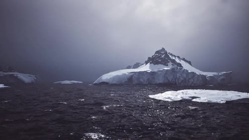 Düstere eisige Meereslandschaft, dunkles Wasser gefüllt mit schwimmenden Eisstücken