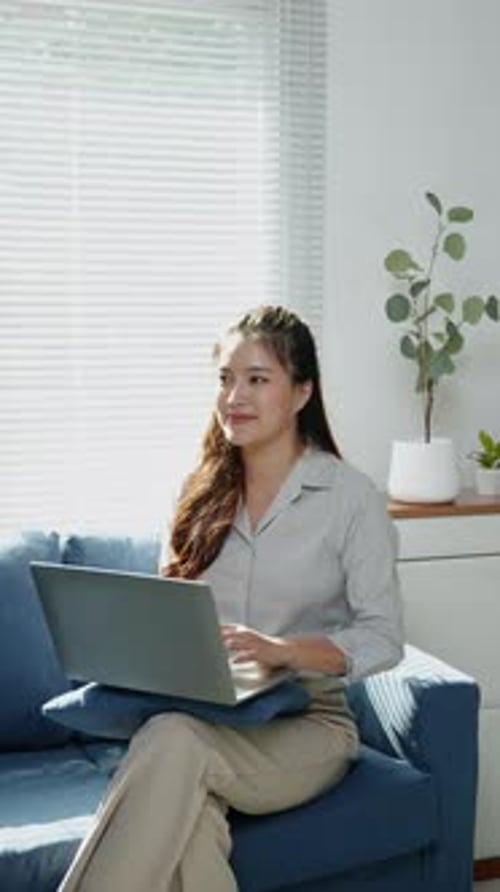Une femme d'affaires travaille
