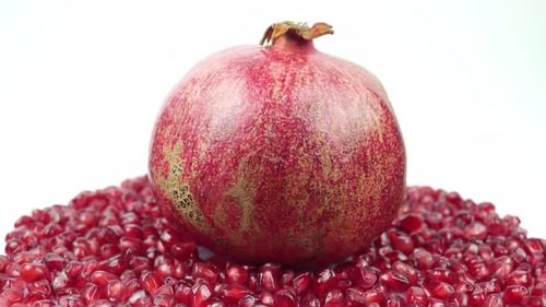 Granatapfel unter saftigen Granatapfelkernen.