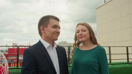 Pareja urbana disfrutando de un momento tierno, escena romántica de paisaje urbano con pareja sonriendo y hablando