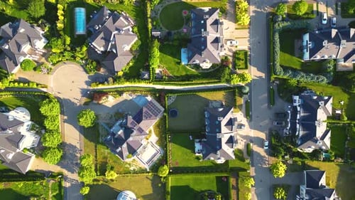 Luftaufnahme des Wohnhauses, des Viertels und des Mehrfamilienhauskomplexes bei Sonnenuntergang. Dicht packen