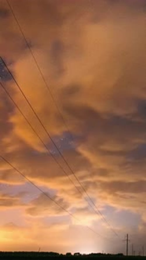 Vertikale Aufnahme Vertikaler Sonnenuntergang, Übergang zum dunklen nächtlichen Sternenhimmel mit leuchtenden Sternen und
