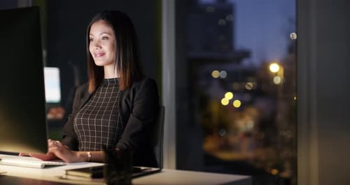Affaires, ordinateur et femme heureuse la nuit tout en travaillant au bureau avec fierté pour ses objectifs