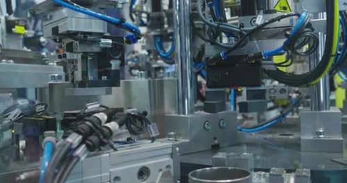 Gros plan sur l'automatisation industrielle et l'ingénierie robotique, dans lesquels le robot ou le bras mécanique est