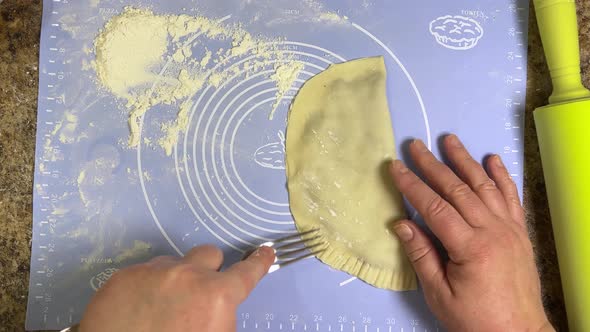 Preparing patties with ground beef and the process of forming patties ...