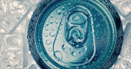 Tapa de lata de refresco de aluminio La tapa de una lata de refresco sobre hielo rodea el círculo.