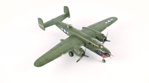 Modèle d'assemblage du bombardier B 25 Mitchell en arrière-plan.