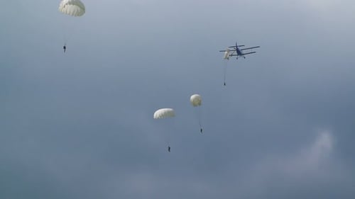 Fallschirmspringer springen vom Bomber oder Kampfflugzeug für Attack Slow Mo. Fähigkeit für