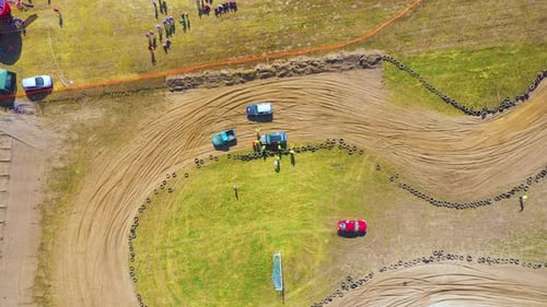 Camino de tierra seca en verano. Día soleado. Un coche recoge mucho polvo a gran velocidad. Las carreras de autos deportivos