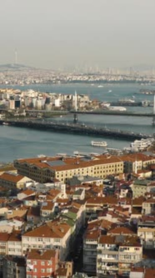 Istanbuler Stadtlandschaft mit Brücken und Fähren am Goldenen Horn