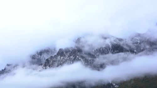Journée d'hiver brumeuse sur la montagne des Alpes, le brouillard est tombé sur les hauts sommets, Laps de temps