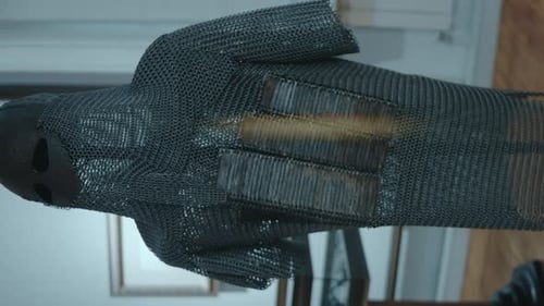Vue rapprochée de prise de vue verticale d'une véritable armure de cotte faite à la main Détails de la texture de la chaîne d'armure de