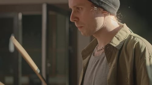 Mann spielt drinnen Schlagzeug