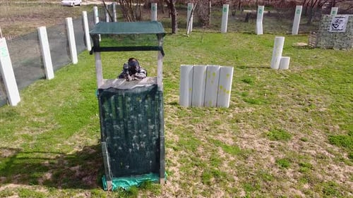 Der
Paintball-Spieler feuert auf die Gegner und versteckt sich in einem Turm. Freundlicher Wettbewerb.