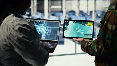 Nahaufnahme von Armeegeneral und Mitarbeiter im Rechenzentrum, die KI in das Radar integrieren