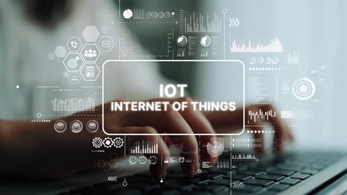Mujer escribiendo en un portátil con superposiciones conceptuales de IoT que representan Internet de las cosas, datos y conectividad