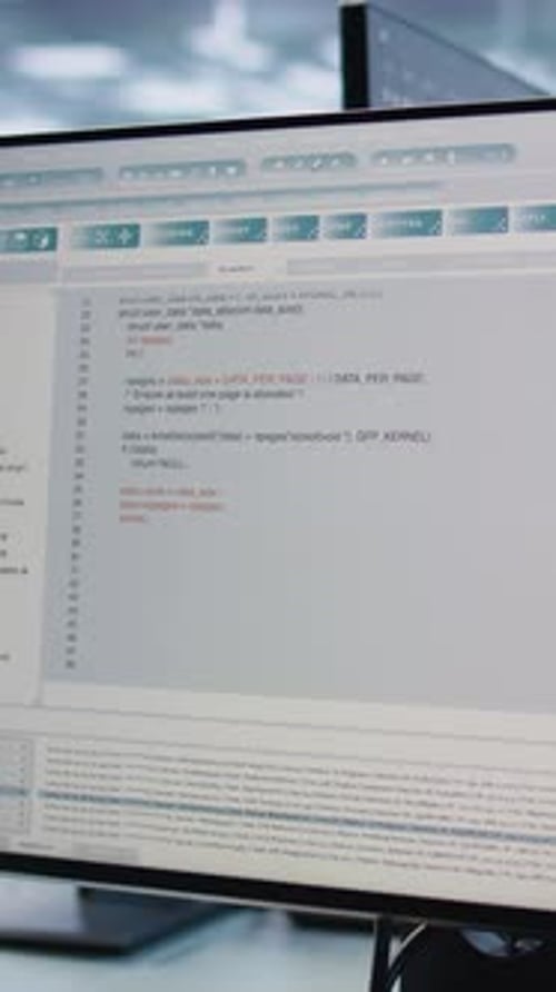 Gros plan des écrans de PC sur le bureau utilisés pour surveiller l'énergie des appareils du centre de données
