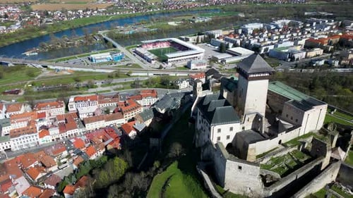 Magnífica vista aérea de la ciudad en el fondo del castillo de Trencin, Eslovaquia
