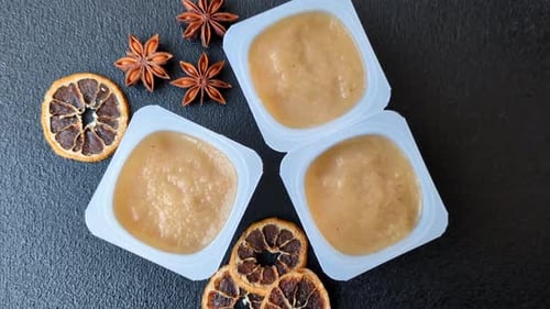 Sauce sucrée aux pommes, nourriture pour bébés, ingrédient en conserve pour les desserts. Compote de pommes