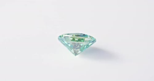 Blauer Diamant auf weißem Hintergrund