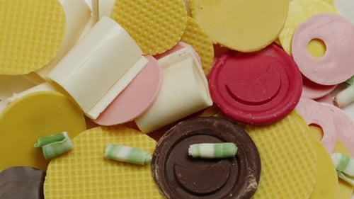Schokolade, farbenfrohe Dekorationen für Desserts auf dem Tisch, Nahaufnahme, Konditor, Auswahl von Süßigkeiten, Süßigkeiten und