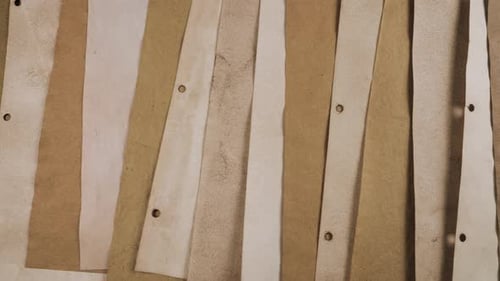 Fondo de papel reciclado hecho a mano con colores naturales de color beige, marrón y blanquecino.