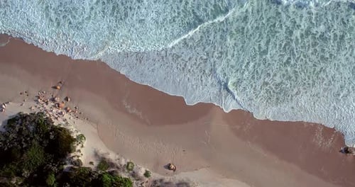 Drohne, Wasserwellen und Meer am Strand, Sand und Naturlandschaft, Urlaub