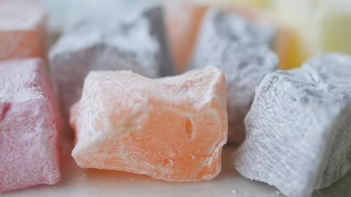 Turkish Delight oder Lokum in den Farben Rot, Grün, Orange und Gelb