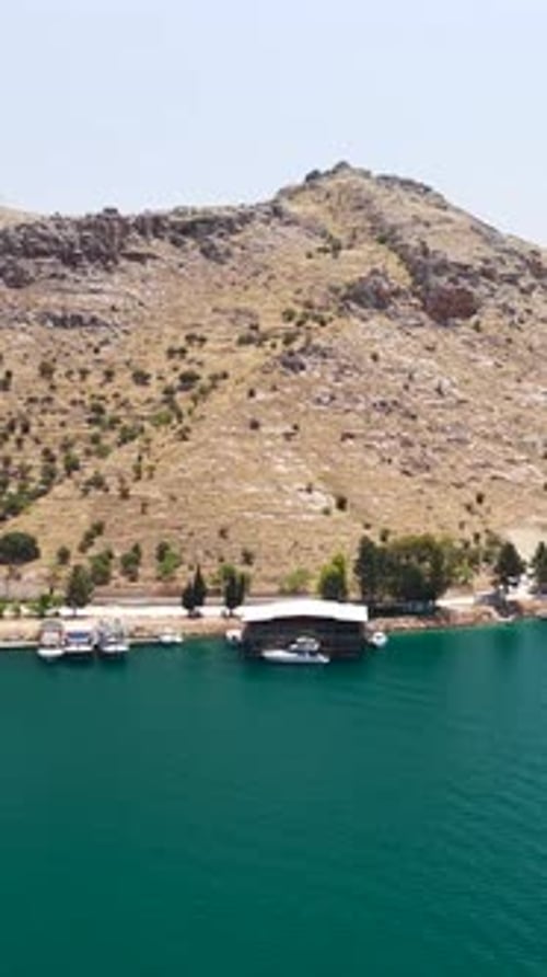 Vidéo verticale : prise de vue aérienne d'une heure bleue d'une demi-heure avec des lumières et une eau calme