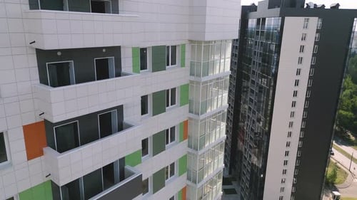 Komfortable Mehrfamilienhäuser in der Stadt an sonnigen Tagen