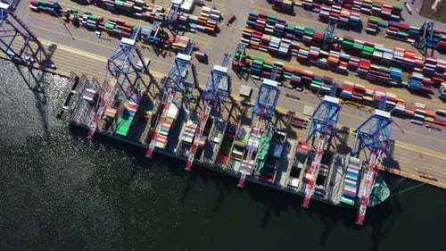 Containerschiff im Export- und Importgeschäft und in der Logistik. Fracht per Kran zum Hafen transportieren.
Wasser