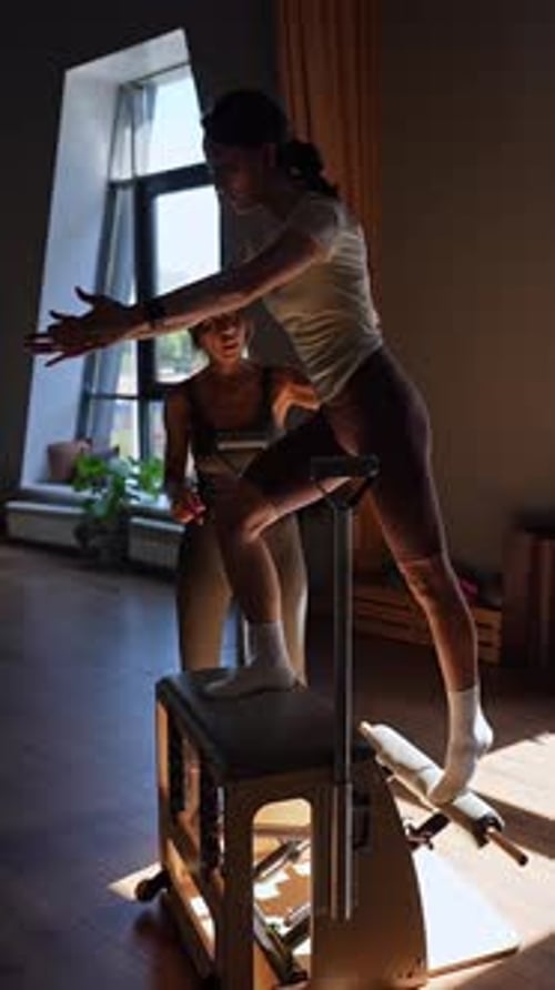 Sesión de entrenamiento dinámico de Pilates atractiva y energizante para fortalecer piernas y glúteos y
